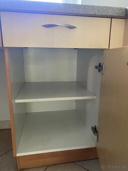 Moderní kuchyňská linka se spotřebiči - 14
