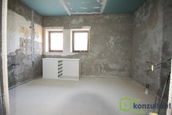 Prodej rodinného domu v rekonstrukci, 560 m2, CP 993 m2 - Ro - 14