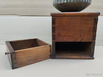 Obrovský velice zajímavy a velmi starý mlýnek na kávu - 14