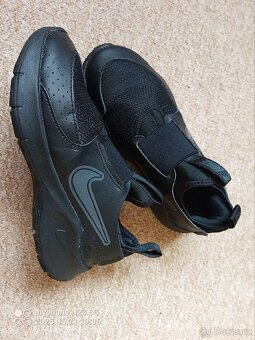 Tenisky černé zn."NIKE" vel."33.5" - 14