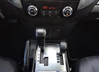 MITSUBISHI PAJERO 3.2DiD 140KW 2016  1 MAJITEL XENON 7 MÍST - 14