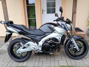Suzuki GSR 600 - 14
