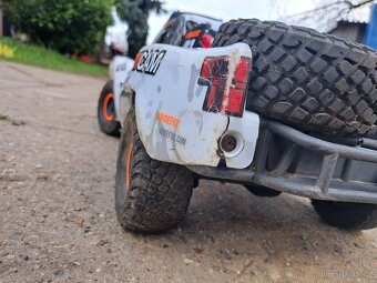 Prodám Traxxas UDR, nabíječka + 2 baterie a nové kola - 14
