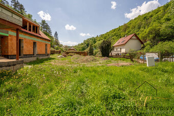 Moderní rodinné bydlení v uprostřed klidu a zeleně kousek za - 14