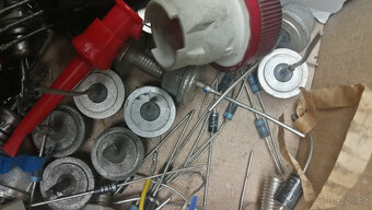 Diody, triaky, spínače, ampérmetry, ledky, odpory. - 14