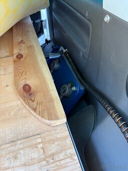 Vestavba do VW T5 Multivan (s lednicí, vodou, vařičem) - 14