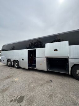 Autobus se nachází ve městě Praha. Všechno funguje. Má 48 + - 14
