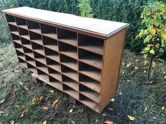 Masivní regálová skříň - 14