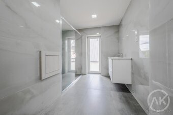 Pronájem luxusního bytu se zahradou, parkováním a velkým skl - 14