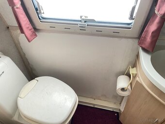 Anglický karavan Elddis Huricane GTX rv: 2002, koupelna - 14