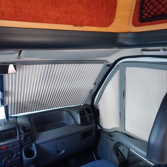 Fiat Challenger 2,8 JTD, podél postele - 14