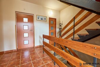 Prodej rodinného domu 5+kk  ( 219 m2) s garáží a bazénem,  B - 14