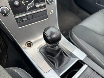 Volvo XC60 4X4 2,4D 136 KW MANUÁL - 14