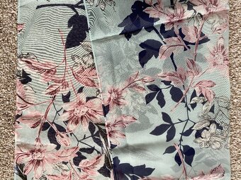 Nový dámský šátek Avon - orig. balení, vzor květiny - 14