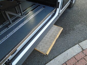 Ford Transit 2.2 TDCi 9 míst BUS L2H2 - 14