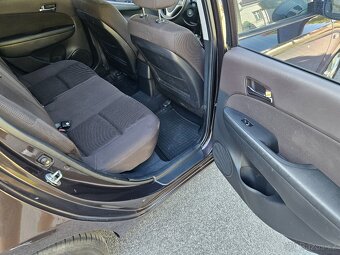 Hyundai i30 1.6i CW 130 km najeto - 14