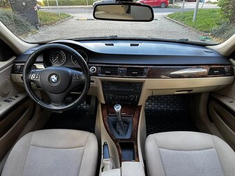 BMW E90 320i 110kW Xenony ALU R17 Tempomat El. tažné - 14