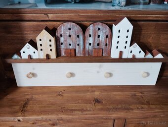 Věšáky, dekorace z masivu / Levně - 14