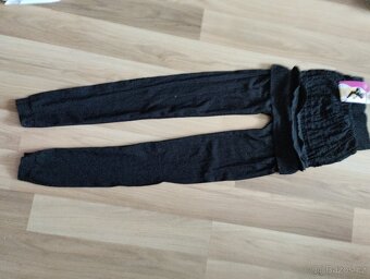 Nové elastické černé kalhoty s vyšitou sukýnkou - 14