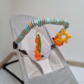 Použitá lehátka Babybjörn, potahy a hračky - 14