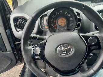 Toyota Aygo 1.0 VVT-i 53KW serviska 2x klíč TOP výbava - 14