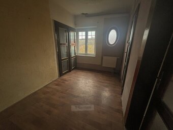 Prodej prostorného rodinného domu o dispozici 4+1 (162 m2) v - 14