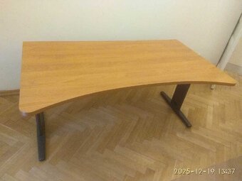 Kvalitní italský kancelářský nábytek - stoly a skříně - 14