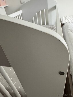 Komoda s přebalovacím nástavcem a dětská postýlka se zásuvko - 14