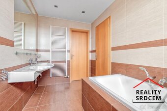 Pronájem prostorného bytbytu 4+kk s balkónem, lodžií i parko - 14