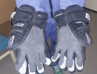 Hokejové brusle, chrániče, kalhoty, rukavice - 14