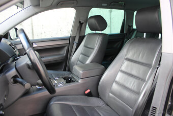 Volkswagen Touareg 3.0 TDI V6 / KAMERA / TAŽNÉ - 14