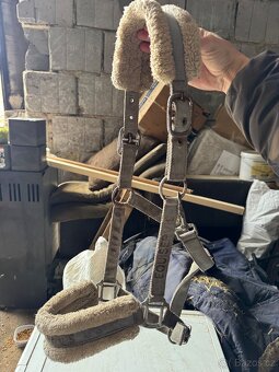 Úklid sedlovny pro kone - 14