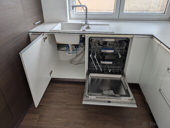 Luxusní moderní kuchyně s ostrůvkem včetně spotřebičů - 14