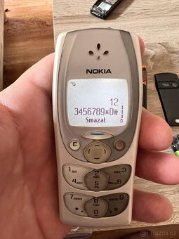 Staré mobilní telefony s příslušenstvím - 14