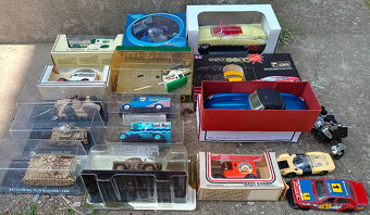 starší modely autíček auto kufr s dráhou motocykl formule aj - 14