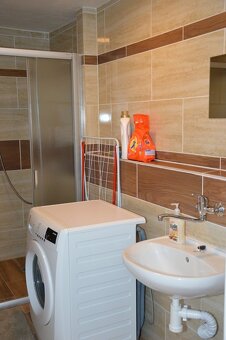 Zrekonstruovaný dům se stavební parcelou 1500m2 u Klínovce. - 14