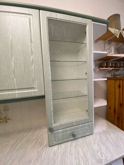 Moderní kuchyňská linka se spořebiči - 14