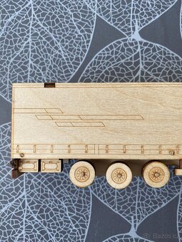 Nový dřevěný model IVECO S-WAY s návěsem PANAV - 14