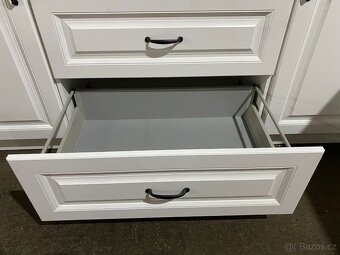 Moderní kuchyňská linka bez spotřebiči - 14