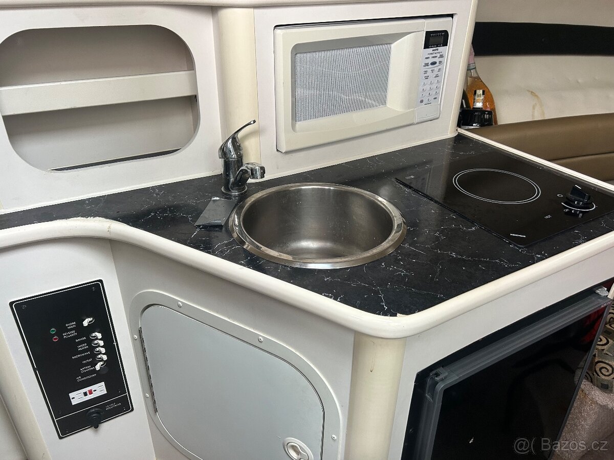 Prodám kajutovou loď Rinker 242 Fiesta vee - 15