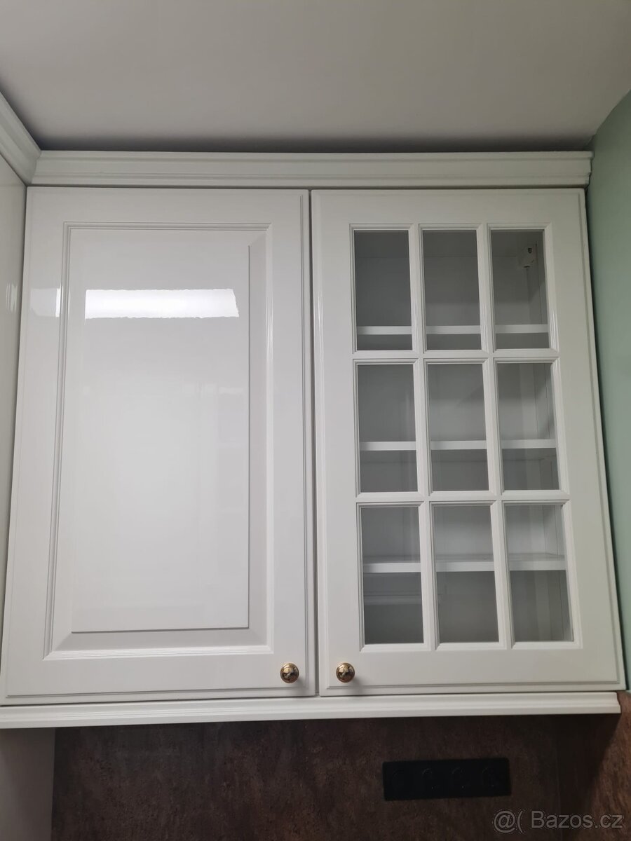 Krásná moderní kuchyňská linka se spořebiči - 15