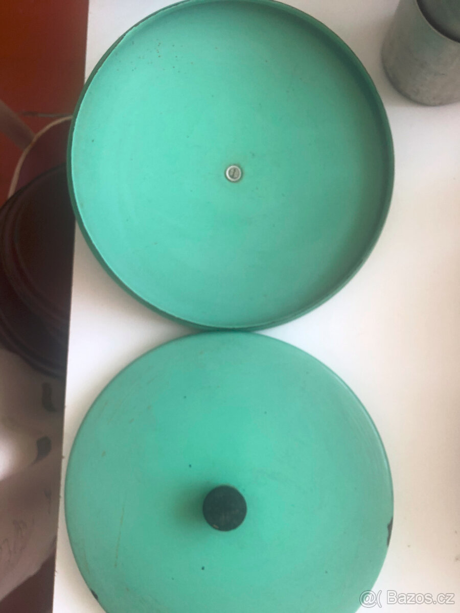 Staré smaltované poklice, hrnec, misky, mlékovar - 15