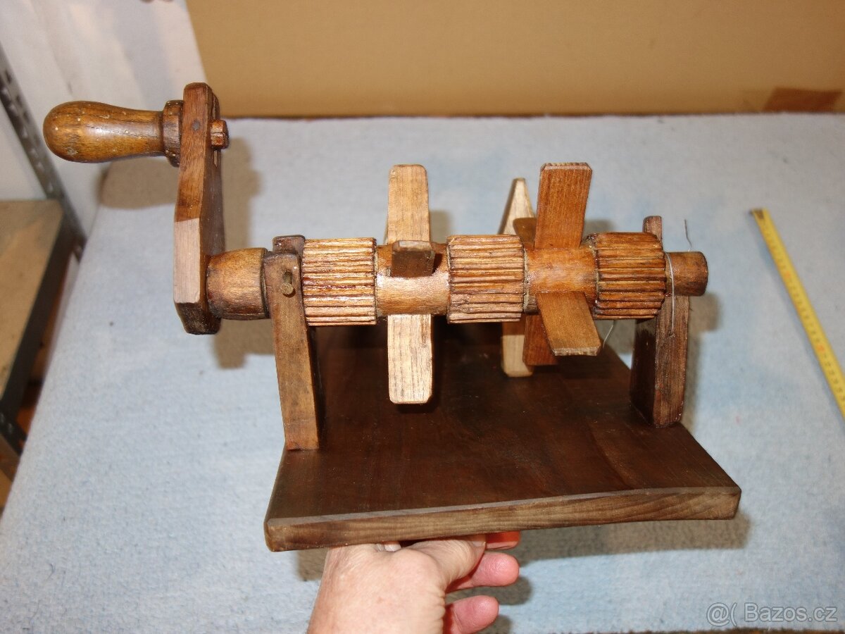 Stará velikonoční hrkačka-klapačka, super model - 15