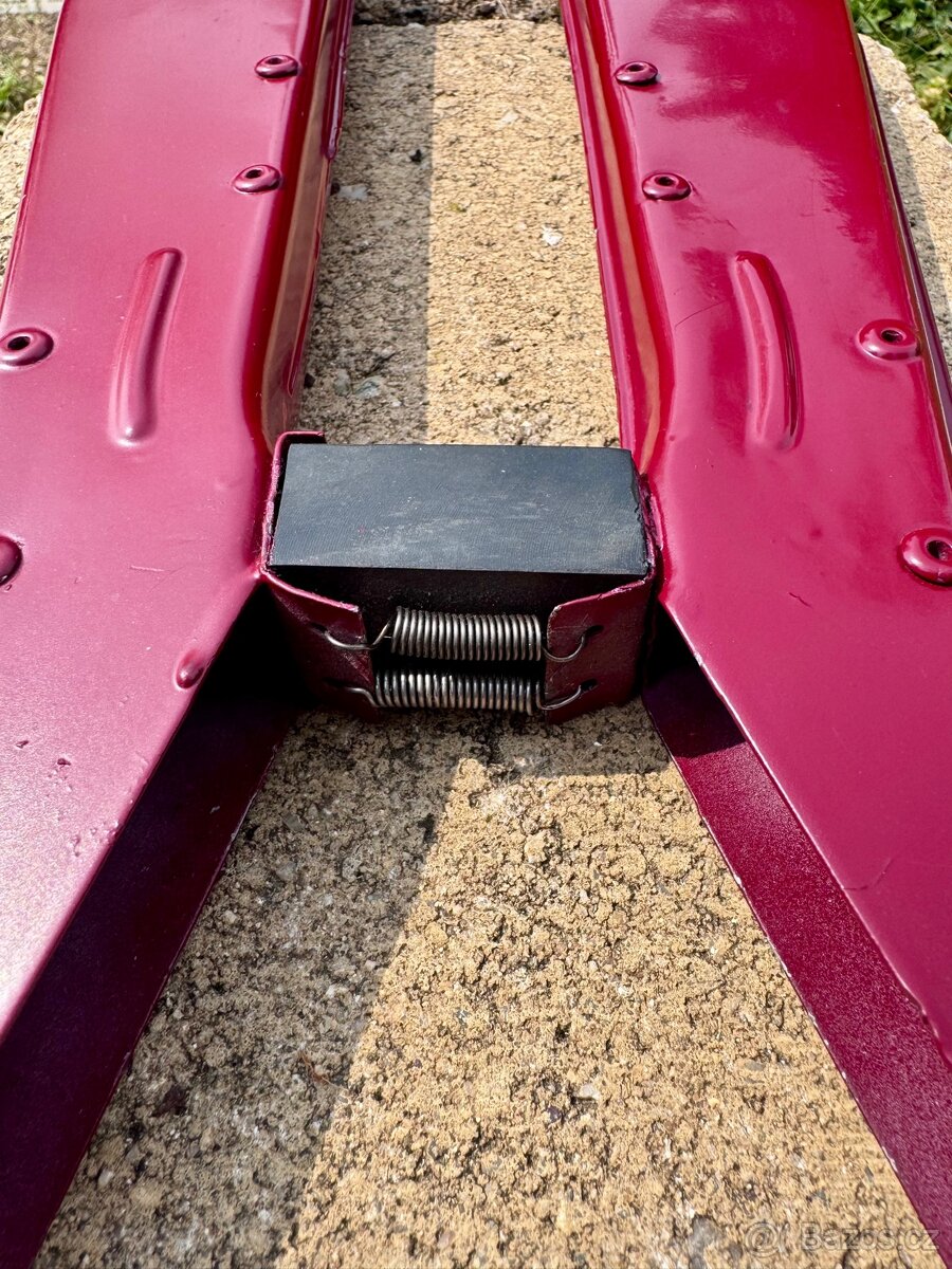 ČZ 125 175 250 - kryt řetězu - 15