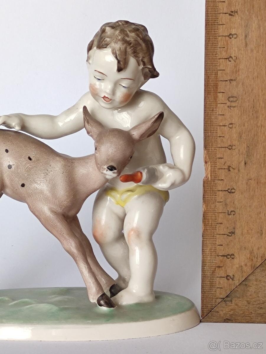 Starožitná soška, figurka, dítě krmí srnče, Hertwig, 14cm - 15