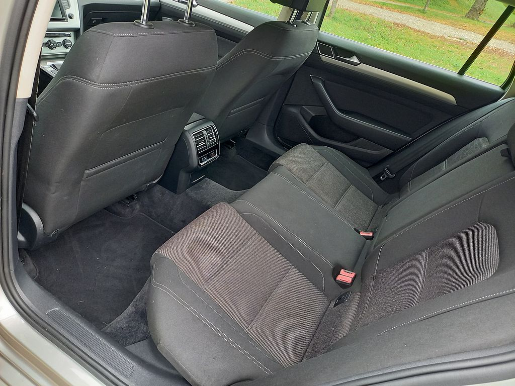 Volkswagen Passat 2,0Tdi 110kw klima+Navi+SERVIS - 15