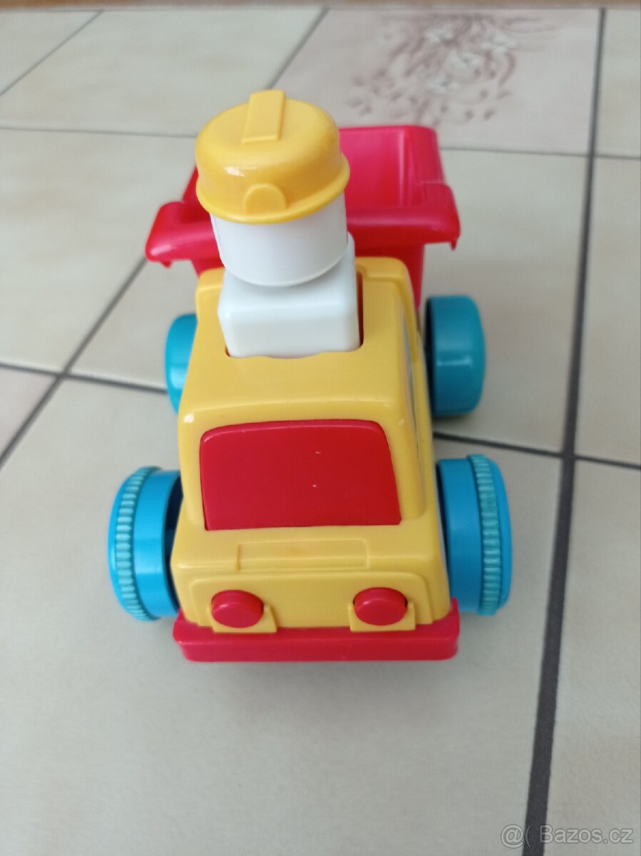 Plechové autíčko a jiné hračky - 15