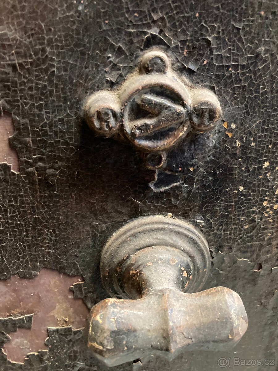 Trezor Popelka dvoudveřový starožitný 13.000 kč - 15