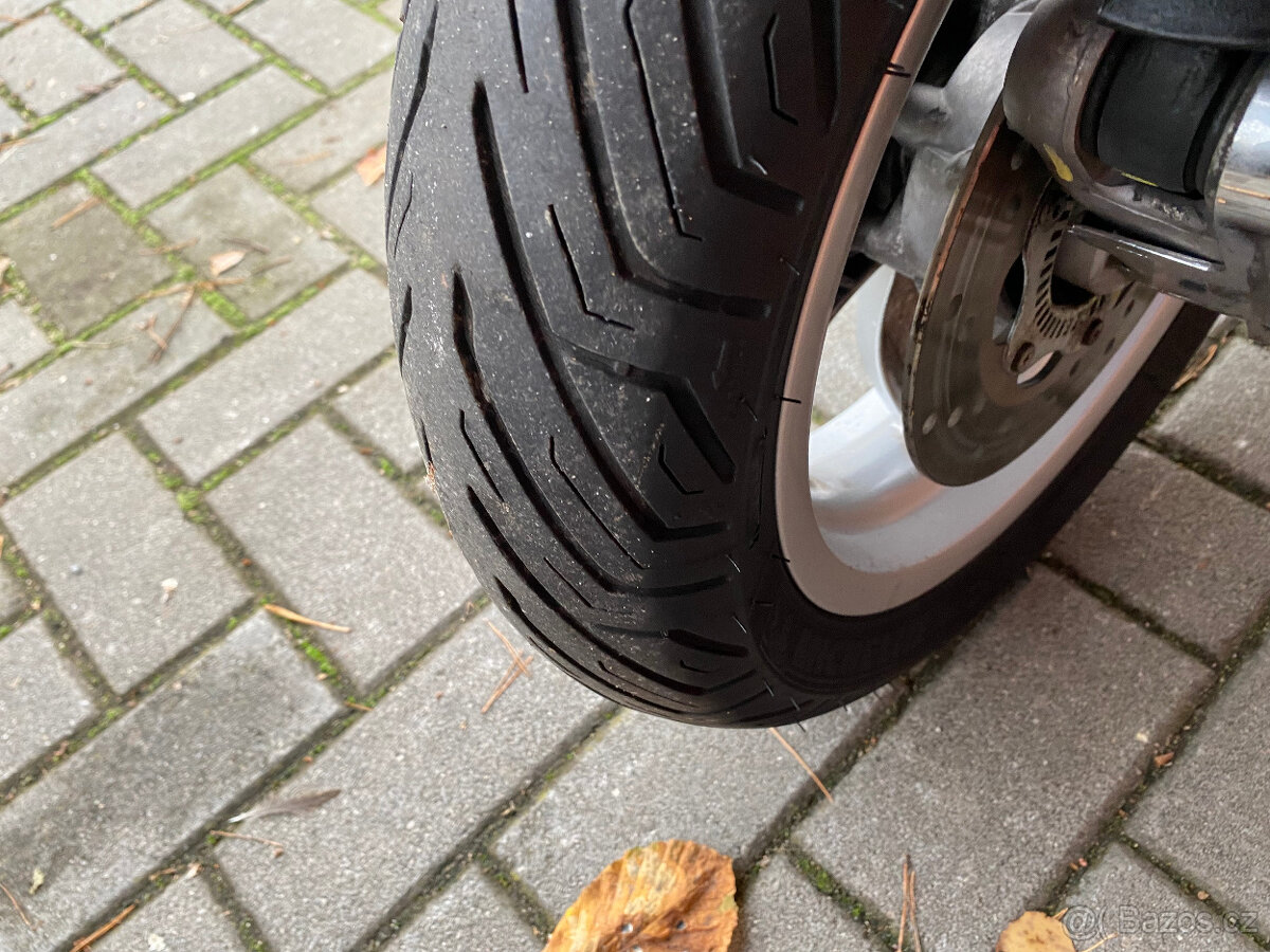 Vespa GTS 300 Hpe (2021) - 15