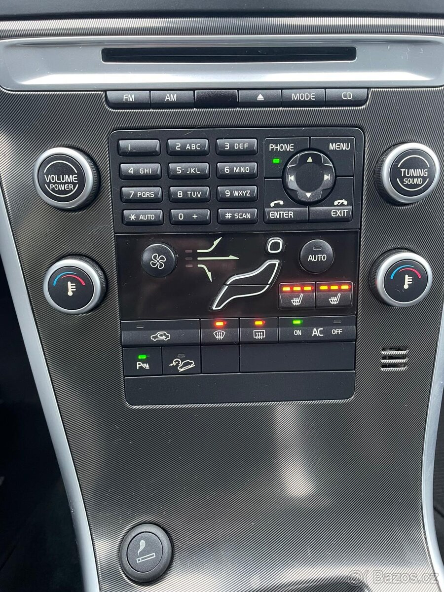 Volvo XC60 2.4 D5 151 kW • AWD 4×4 • R-Design • Manuál • - 15